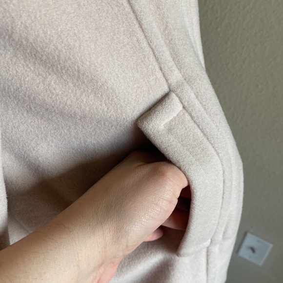 Anne Klein, Women Coat, Cream Color, Size 4. - Picture 6 of 10